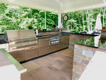 Averon Construction / Outside Kitchen