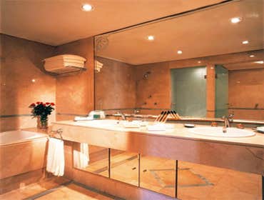 Casino Malabata 290,400 sqft Five-star hotel & casino
Hotel 225,900 sqft
Ground floor lobby amenities & BOH 64,500 sqft
Six floors with 250 suit