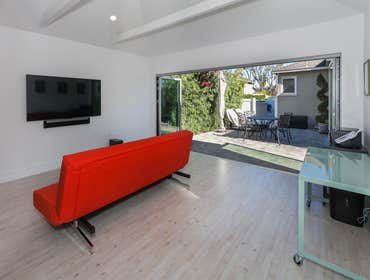 Los Angeles - SantaMaria - Garage Conversion Luxurious modern garage conversion in Los Angeles with bi fold doors to be used as the main pool house/en
