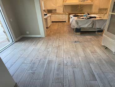 Large-Sized Water Damage Rebuild This project involved comprehensive restoration after water damage, including:
✔ Cabinet rebuilding
✔ Drywall replacem