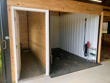 4-Stall Horse Barn This is a classic, 4-stall equestrian building. The dimensions are 36’x36’x10’, with two 10’ wide lean-tos. The stalls are 12’x12’, 