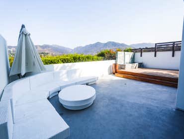 Majestic Malibu Dream This Malibu Dream Home features custom a patio and sitting area ideal for outdoor parties and sunset gatherings. This homeowner w