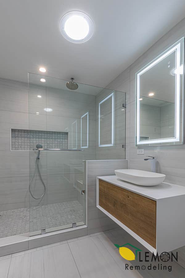 Shower with bench and shampoo niche