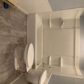 Wainscoting, tiling, shower body
