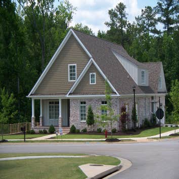 916 Big Oak Drive, Martinez, Georgia 30907 Four bedroom custom home with 4 1/2 baths, custom glazed cabinets, granite counter tops and stainless GE app