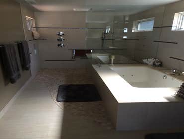 Bathroom by T&H Homebuilders.Inc