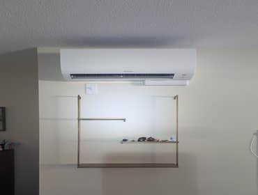 Daikin multizone mini splits installation Daikin multi-zone mini-split installation, ductless heat pump system, 4 zone setup, outdoor condenser install