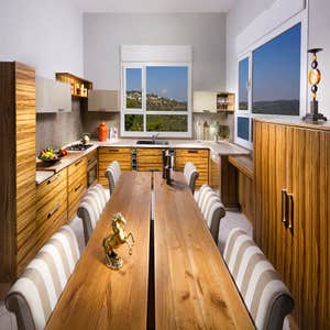 Mountains View Hip & Modern House with an amazing Contemporary Kitchen, along with Aluminum windows, tile floor, smooth walls, etc.