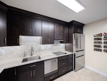 Photos by Mayflower Kitchen and Bath #216 This week, we bring you another stunning brown kitchen design. ?✨
Warm, cozy, and elegant—brown is always in 