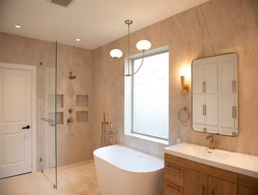 Bathroom remodeling Modern Bathroom Remodel in Katy, Texas: Seamless Design & Functionality
At Artesa – Build & Design, we specialize in bathroom remod