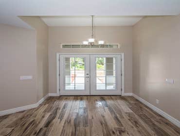 Laurel Oak The Laurel Oak is 1912 sq ft under air and features 2 en-suites. The third bath accesses the pool for a convenient pool bath. The sliders 