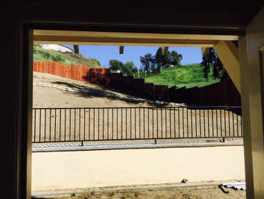 Concrete retaining wall