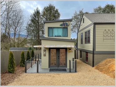 Asheville Tiny Home 320 SF ADU. 1 bedroom, 1 bath, kitchenet, laundry, and a covered poach makes a charming living arrangement in east Asheville.