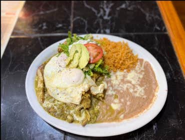 Chilaquiles verdes - pollo a la plancha
