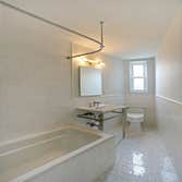 Bathroom / Manhattan