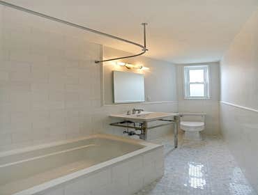 Bathroom / Manhattan