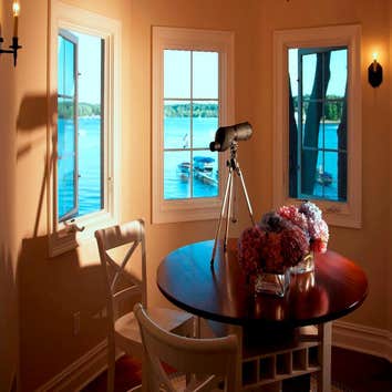 Cape-Cod-inspired lake home