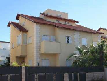 Mizrahi Residentials 95,000 sqft Residential
32 private residential homes
Each house 2970 sqft
Ground floor 1240 sqft
2nd floor 1300 sqft
3