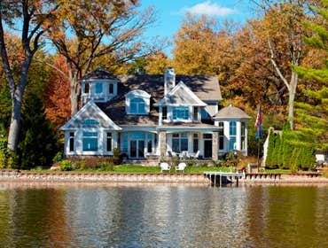 Cape-Cod-inspired lake home