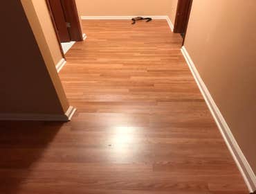 Pisos y alfombras en pasillos, cuartos y escalera