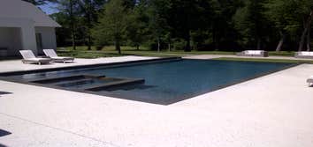 Maestri Pools BLUE FLAGSTONE FOLSOM, LA
BLUE FLAGSTONE COPING, SUNDEK PATIO, DIAMOND BRITE QUARTZ PLASTER.