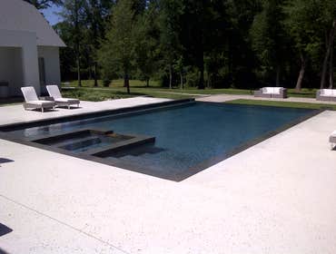 Maestri Pools BLUE FLAGSTONE FOLSOM, LA
BLUE FLAGSTONE COPING, SUNDEK PATIO, DIAMOND BRITE QUARTZ PLASTER.