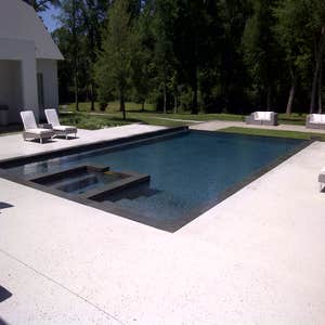 Maestri Pools BLUE FLAGSTONE FOLSOM, LA
BLUE FLAGSTONE COPING, SUNDEK PATIO, DIAMOND BRITE QUARTZ PLASTER.