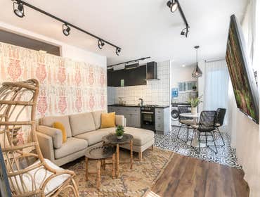 Beach Chic ADU The open-concept kitchen, dining area, and living room have multiple access points proving energy flow.
The spacious full kitchen has lo