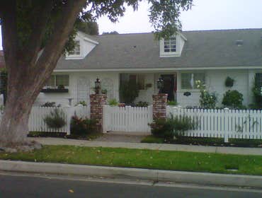 Miscellaneous wood & vinyl fencing and gates. Random redwood, cedar and vinyl projects from the San Fernando valley, Santa Clarita Valley, and Ventura 