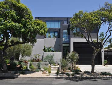 Mountain view Positioned atop a hill in the coveted Mar Vista neighborhood, the Mountainview Residence embraces its setting with intention and restrain