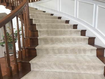 Pisos y alfombras en pasillos, cuartos y escalera