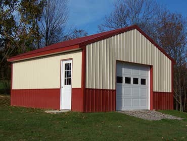 24’ W X 24’ L X 8’ 4” H (ID# 201) Dimensions:
24’ W x 24’ L x 8’ 4” H
24’ Standard Trusses, 4’ on Center,
4/12 Pitch
Colors:
Two-Tone Siding:
U