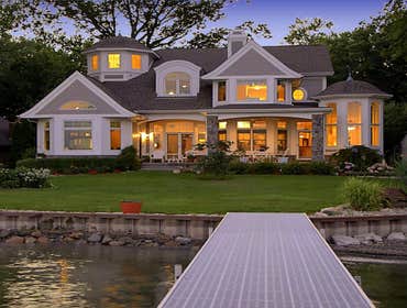 Cape-Cod-inspired lake home