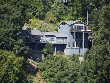 Horizon Lake Residence Built on a complex and steep hillside, the structure is anchored into the terrain with engineered precision, allowing the reside
