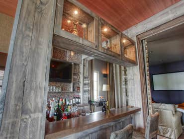 Un Milled pine plank cabinetry