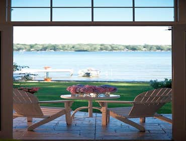 Cape-Cod-inspired lake home