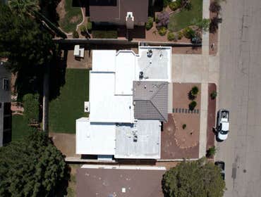 Flat roof restoration with high-reflectivity elastomeric coating