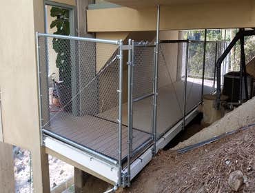 Hillside DogRun Deck