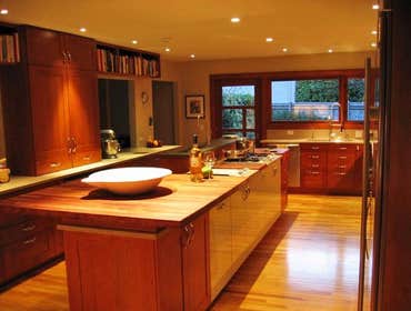 Modern Kitchen by Bose Const.