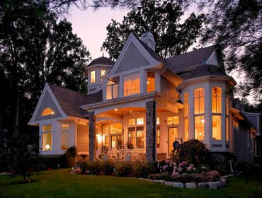Cape-Cod-inspired lake home