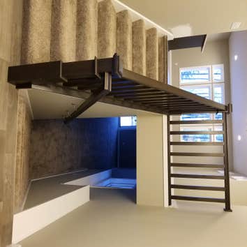 Entry stairway
