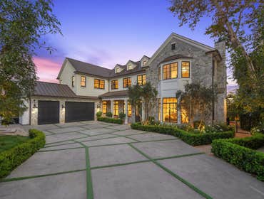 Oakmont Drive Los Angeles As the contractor behind this stunning Brentwood Park residence, I’m thrilled to present an eight-bedroom gem that redefines 