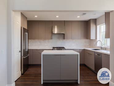 Kitchen goals: a modern, functional, and stylish space.