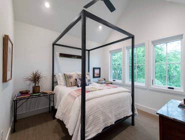 Woodview Residence A 2-story custom home in the Rosedale neighborhood of central Austin.