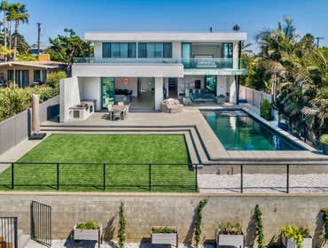 STUNNING COASTAL CUSTOM HOME CONGRATULATIONS to MMD Construction for winning another award for 5-star client service, incorporating design accents, res