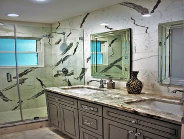 Crows fly Something about this bathroom makes me think about birds flying. Heavy input form client to design this luxury bathroom.
Calcatta Marble b