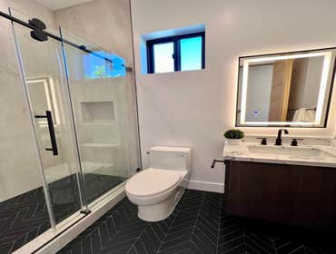 ADU ? Just Completed: Modern ADU in Tarzana!
We’re proud to unveil this stunning new 1-bedroom ADU completed by Green Home Vision in the heart of Tarz
