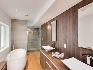 WOOD WALLING IN TH EBATHROOM