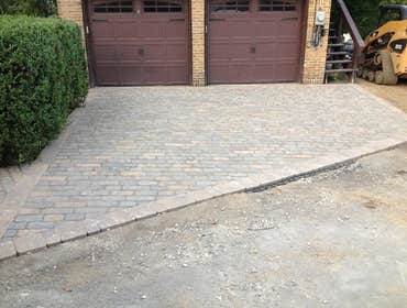Paver driveway with border