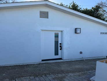 Woodland Hills ADU New construction ADU. Two bedroom, walk in shower bathroom, complete kitchen, and fully electric. There is no gas for the guest hous